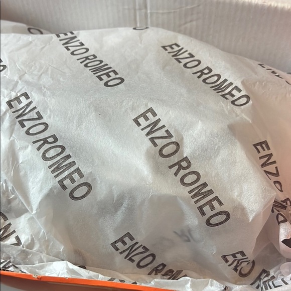 Gold Shimmering Heels with Glitter Finish - Picture 9 of 9